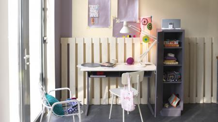 Sử dụng màu kem mang lại vẻ ấm áp cho phòng làm việc  