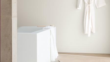 Thiết kế phòng spa khép kín màu trắng sáng  