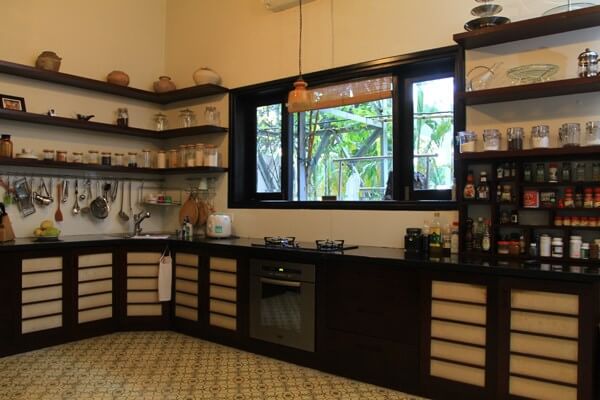Gợi ý cho nhà bếp nhỏ với cửa sổ lớn nhìn ra khu vườn đem lại cảm giác chan hòa với thiên nhiên
