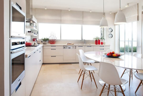 Phòng bếp với cửa kính lớn giúp lấy được tối đa ánh sáng tự nhiên, đó là gợi ý nhỏ cho nhà bếp tiên nghi.
