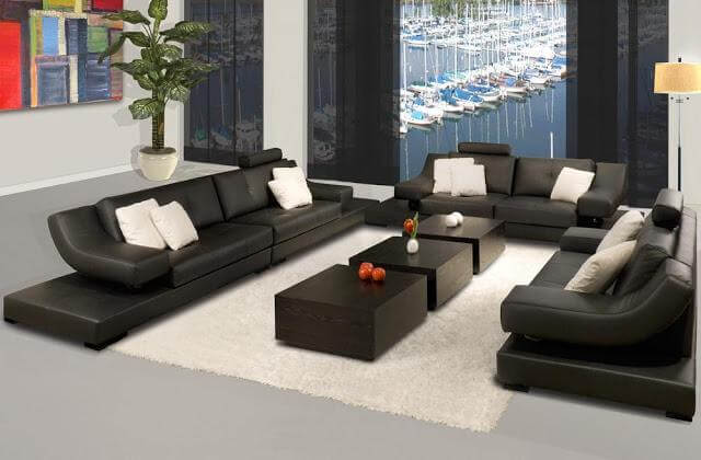 Sửa căn hộ có diện tích 95m2 trở nên thoáng mát tiện nghi với phòng khách có sofa chất liệu da đen tương phản với nền tường trắng, ấn tượng.