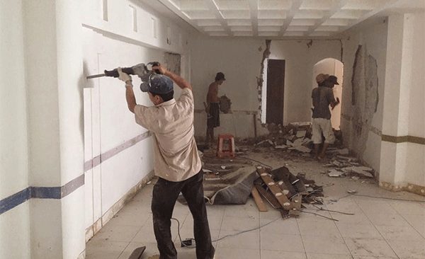 Sửa chữa nhà phố cũ kỹ thấm dột.