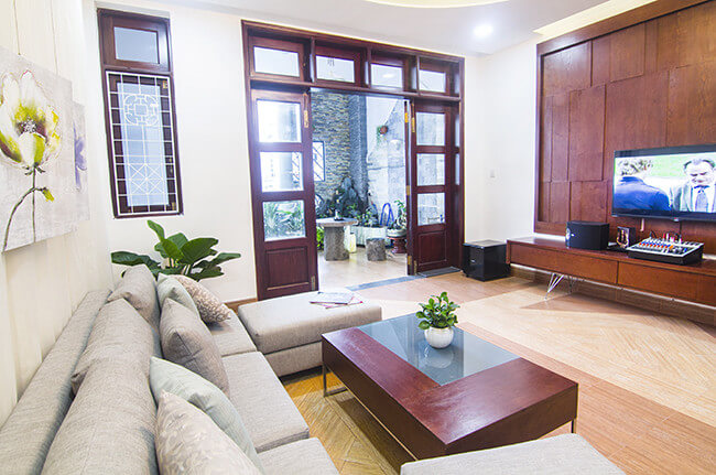 Sau khi cải tạo sửa chữa nhà, tông màu trắng sáng rộng kết hợp nội thất nâu gỗ tạo điểm nhấn nổi bật, sang trọng và ấm áp.