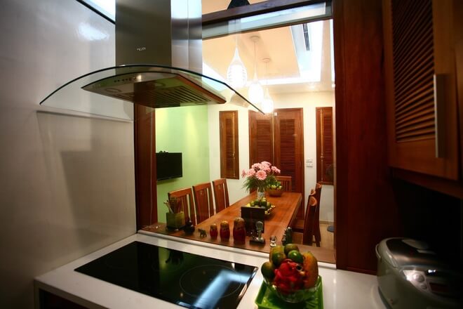Nhà ống sửa chữa cải tạo nhỏ nên KTS chọn dùng màu sáng chủ đạo cho bếp, kết hợp với đồ gỗ màu nâu trầm đem lại sự ấm cúng. Ngoài ra còn có những mảng màu xanh cốm đan xen theo sở thích của chủ nhà.