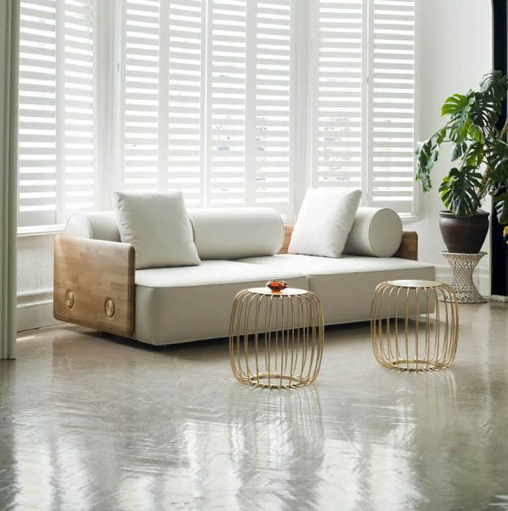Thiết kế nội thất nhà 30m2, phòng khách tông màu trắng, tạo cảm giác rộng rãi hơn.
