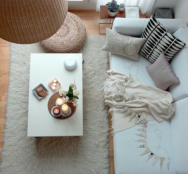 Phòng khách tràn ngập ánh sáng từ mặt tiền, gọn gàng và màu sắc trang nhã, sau cải tạo nhà chung cư.