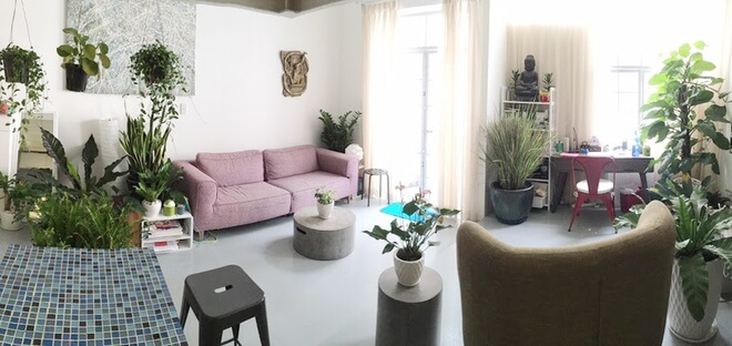Phòng khách trong mẫu căn hộ đẹp này toàn cây là cây mang lại một không gian không thể xanh hơn. Gam màu nội thất trong nhà cũng rất nhẹ mang đến cho người khác cảm giác dễ chịu.