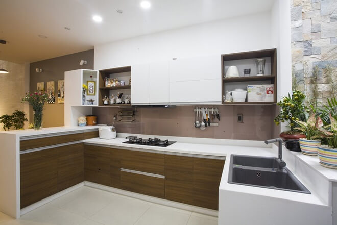 Khu vực cầu thang với hồ cá, giếng trời không chỉ đem lại ánh sáng, thông gió cho ngôi nhà mà còn tạo ra cảm giác gần gũi với thiên nhiên sống động, trong mẫu thiết kế nhà ống này.