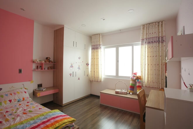 Nhà ông thiết kế phòng của các bé có diện tích vừa phải nhưng đầy đủ công năng với tủ đồ, bàn học, chỗ ngồi chơi bên cửa sổ và tông màu phù hợp với tính cách.
