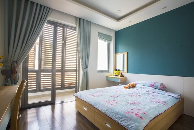 Cách chia nhà thành các khúc nhỏ trong thiết kế nhà ống này, giúp cho tất cả các phòng ngủ đều có nhiều ánh sáng tự nhiên.