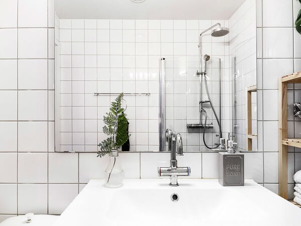 Thiết kế nội thất nhà chung cư, phòng tắm mang lại cảm giác sạch sẽ với việc ốp đá toàn bộ.