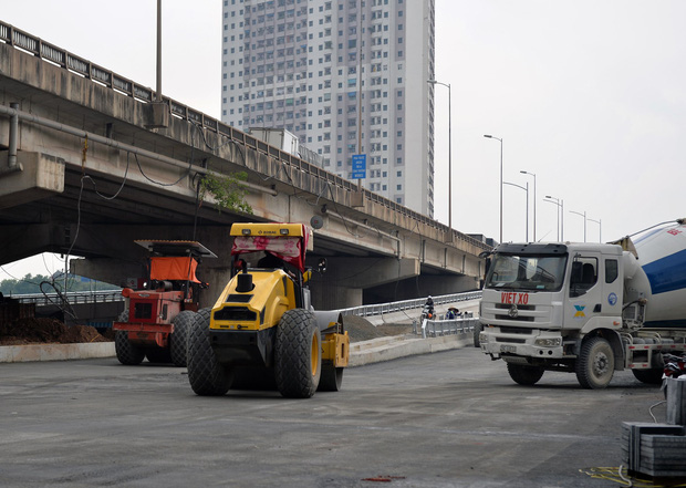 Cận cảnh tuyến đường vành đai 3 đi thấp qua hồ Linh Đàm đang trong quá trình hoàn thiện - Ảnh 2. Cận cảnh tuyến đường vành đai 3 đi thấp qua hồ Linh Đàm đang trong quá trình hoàn thiện - Ảnh 2.