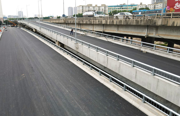 Cận cảnh tuyến đường vành đai 3 đi thấp qua hồ Linh Đàm đang trong quá trình hoàn thiện - Ảnh 16. Cận cảnh tuyến đường vành đai 3 đi thấp qua hồ Linh Đàm đang trong quá trình hoàn thiện - Ảnh 16.