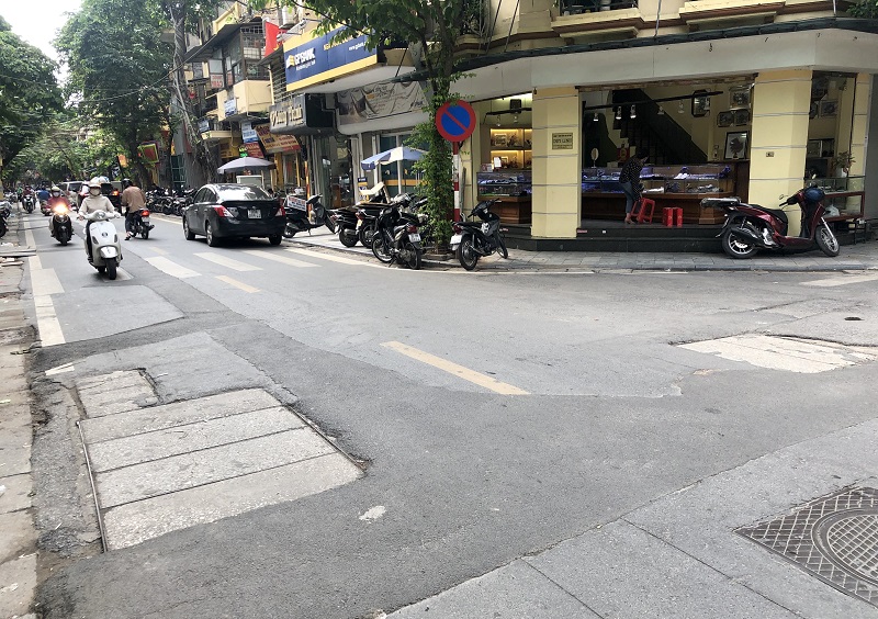 Mặt đường phố cổ vừa được thảm nhựa, đã bị đào xới để hạ ngầm -0