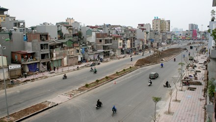 Bí thư Thành ủy Hà Nội yêu cầu kiểm tra toàn bộ dự án thi công hè phố Kim Liên - Ô Chợ Dừa - Hoàng Cầu vì những bất hợp lý trong việc thiết kế xây dựng, sử dụng tuyến vỉa hè này. Ảnh: Bá Đô (VnExpress)