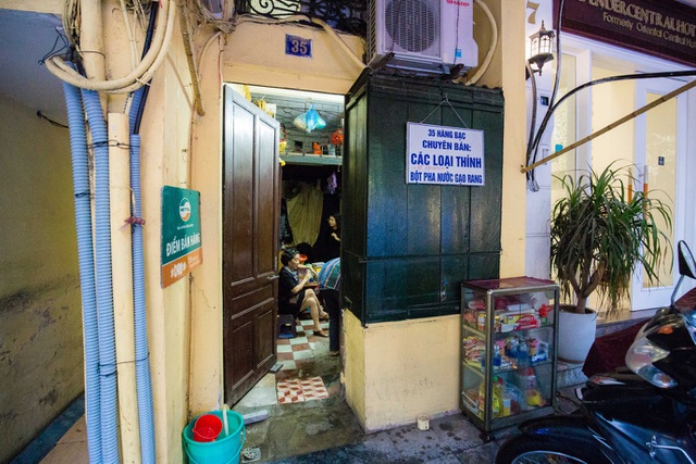 Sống khổ ở phố cổ Hà Nội: Căn nhà 9m2 là lối đi chung của 6 hộ dân khác - 1 Sống khổ ở phố cổ Hà Nội: Căn nhà 9m2 là lối đi chung của 6 hộ dân khác - 1