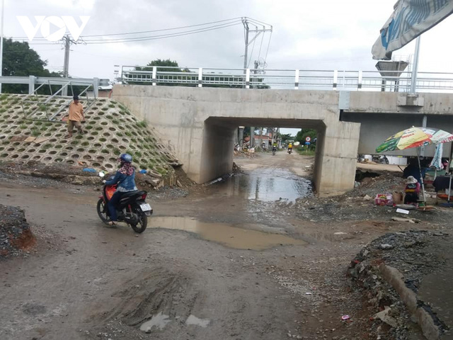 Cầu 78 tỷ vừa khánh thành đã bong tróc, đầy ổ gà - Ảnh 4. Cầu 78 tỷ vừa khánh thành đã bong tróc, đầy ổ gà - Ảnh 4.