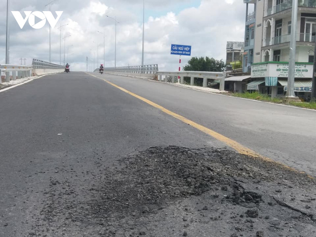 Cầu 78 tỷ vừa khánh thành đã bong tróc, đầy ổ gà - Ảnh 2. Cầu 78 tỷ vừa khánh thành đã bong tróc, đầy ổ gà - Ảnh 2.