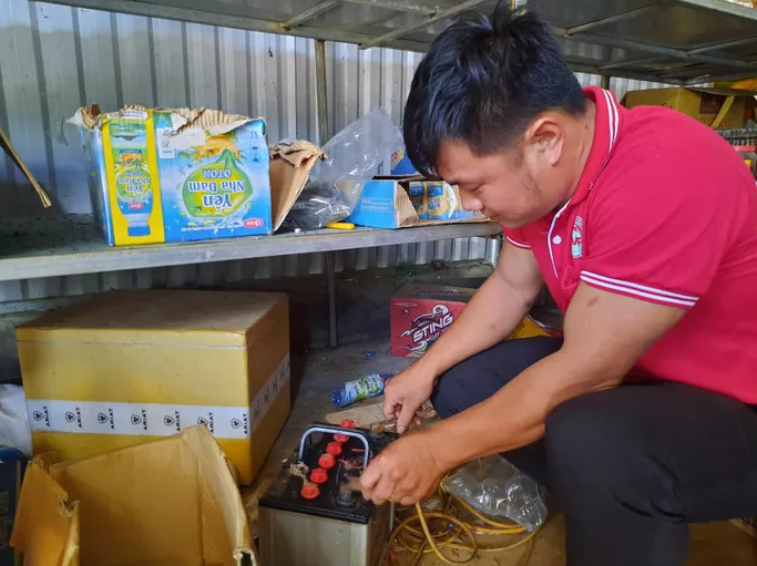 Chết thèm vì dây điện chạy trên đầu mà… không có điện! - Ảnh 2. Chết thèm vì dây điện chạy trên đầu mà… không có điện! - Ảnh 2.