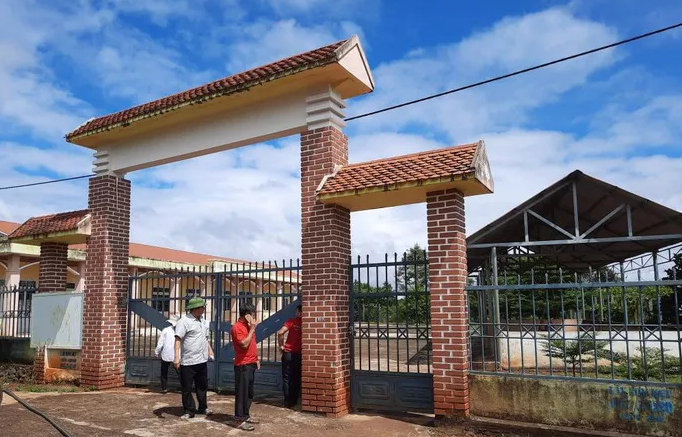 Chết thèm vì dây điện chạy trên đầu mà… không có điện! - Ảnh 3. Chết thèm vì dây điện chạy trên đầu mà… không có điện! - Ảnh 3.