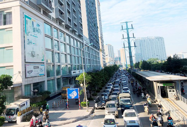 Cận cảnh cao ốc nhấn chìm con đường BT Hà Nội - Ảnh 2. Cận cảnh cao ốc nhấn chìm con đường BT Hà Nội - Ảnh 2.