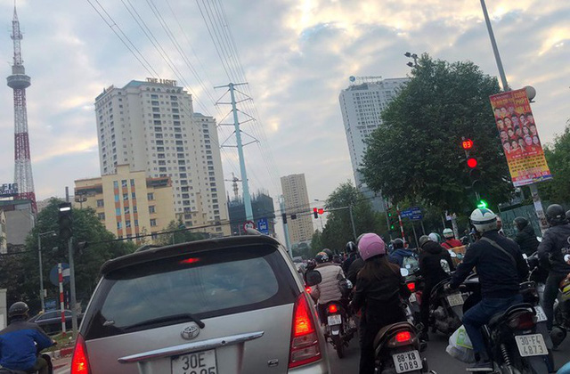 Cận cảnh cao ốc nhấn chìm con đường BT Hà Nội - Ảnh 4. Cận cảnh cao ốc nhấn chìm con đường BT Hà Nội - Ảnh 4.