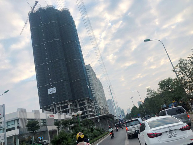 Cận cảnh cao ốc nhấn chìm con đường BT Hà Nội - Ảnh 5. Cận cảnh cao ốc nhấn chìm con đường BT Hà Nội - Ảnh 5.