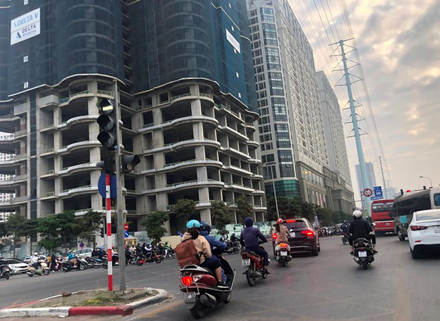 Cận cảnh cao ốc nhấn chìm con đường BT Hà Nội - Ảnh 6. Cận cảnh cao ốc nhấn chìm con đường BT Hà Nội - Ảnh 6.