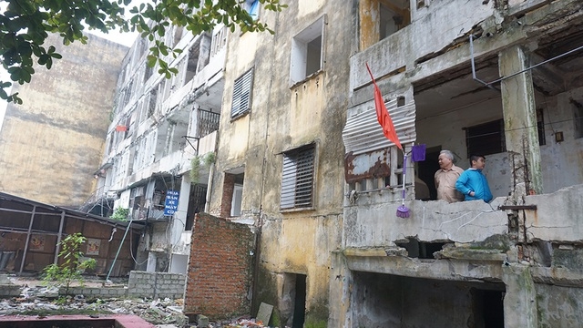 Tỉnh thông báo tình trạng nguy hiểm, dân vẫn quyết bám trụ chung cư 40 tuổi tinh thong bao tinh trang nguy hiem dan van quyet bam tru chung cu 40 tuoi