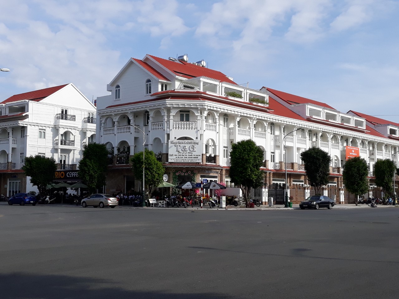 Thị trường bất động sản chuyển biến tích cực khi hạ tầng phát triển TP Cần Thơ hiện có nhiều khu dân cư khang trang, hiện đại, giá bán có nơi trên dưới 10 tỉ đồng/căn vẫn hút khách. Ảnh chụp một góc Khu dân cư Hưng Phú 1, phường Hưng Phú, quận Cái Răng.