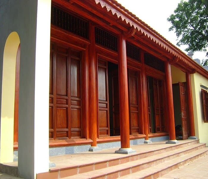 Cột nhà thời được sơn giả gỗ Cột nhà thời được sơn giả gỗ