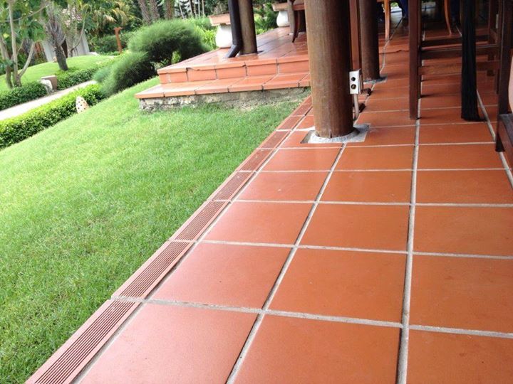 Gạch tàu được sử dụng để lát sân đình chùa Gạch tàu được sử dụng để lát sân đình chùa