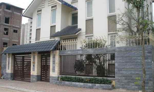 Đá bóc đen được sử dụng để trang trí tường rào và trụ cổng Đá bóc đen được sử dụng để trang trí tường rào và trụ cổng