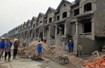 Trạm chờ tàu điện ngầm hình lá dài điêu khắc ở Canada