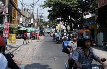 Cảnh báo ùn tắc ở những con đường chồng chất chung cư