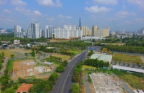 Sân bay tắc nghẽn sao còn cắt đất làm sân golf?