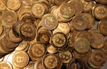 Giá Bitcoin tiếp tục trượt dốc